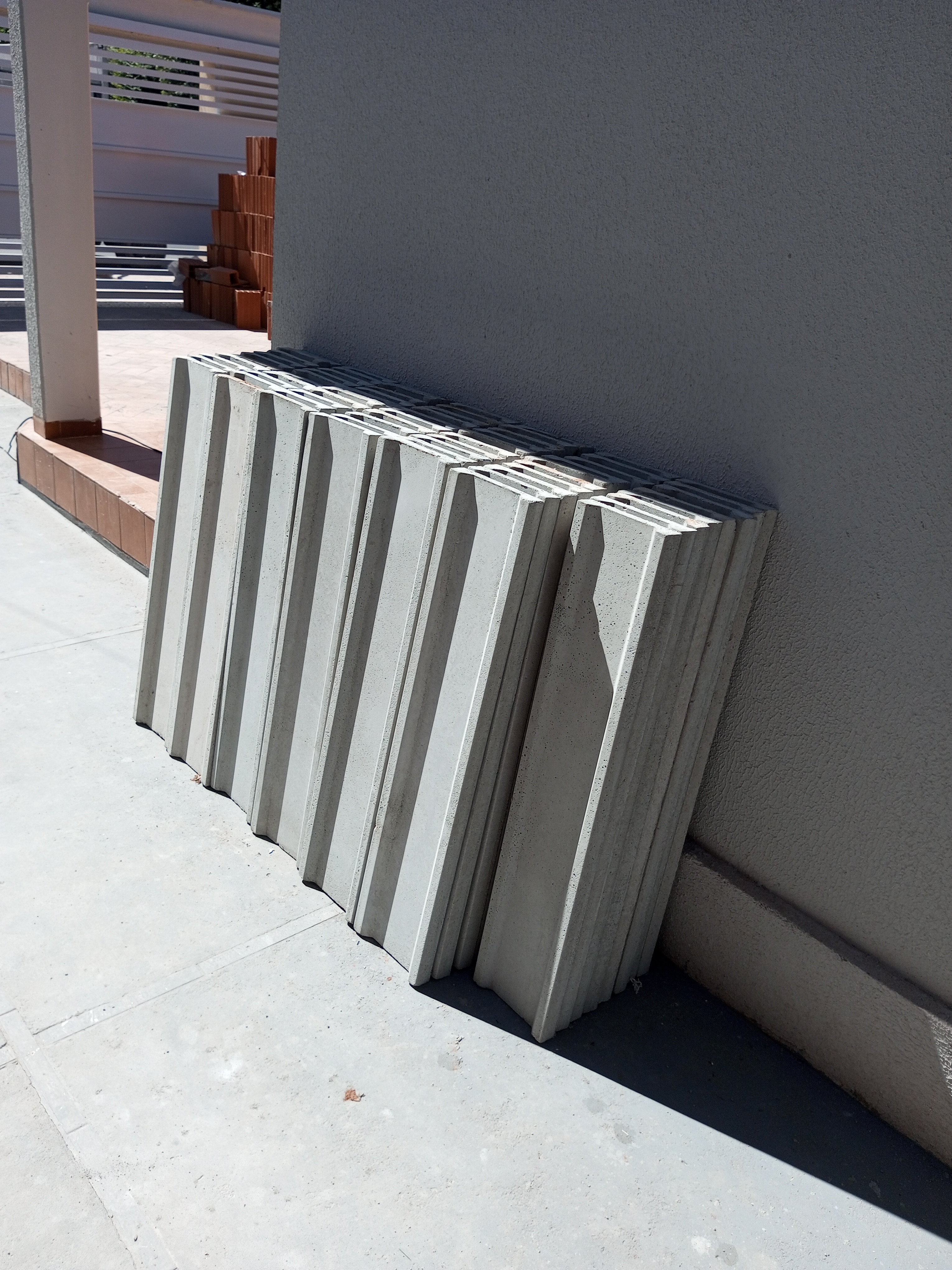 Pingadeiras de concreto modelo tradicional, escadinha e casinha em Porangatu